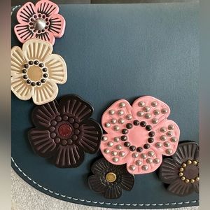 VINTAGE Coach Saddle Bag Crossbody with flower 🌸 🌺🌼 appliqué NWOT